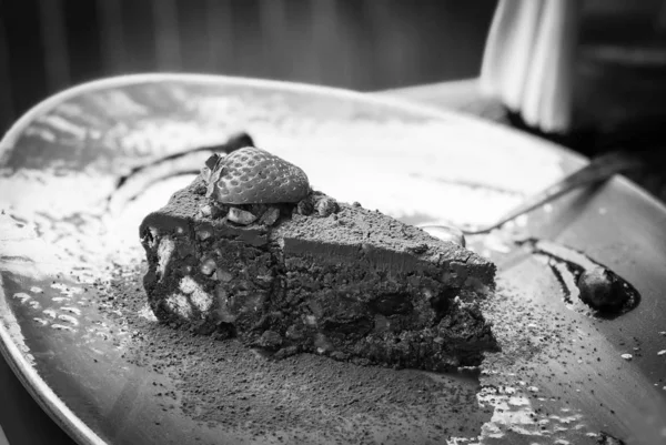 집에서 딸기와 초콜릿 케이크를 만들었습니다 — 스톡 사진