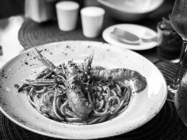 おいしいイタリアのスパゲティロブスター トマトソース 新鮮なパセリ — ストック写真