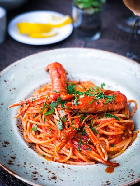 Vynikající Italské Špagety Humrem Rajčatovou Omáčkou Čerstvou Petrželkou — Stock fotografie