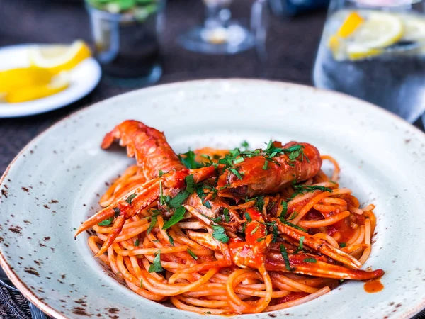 Vynikající Italské Špagety Humrem Rajčatovou Omáčkou Čerstvou Petrželkou — Stock fotografie
