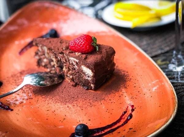 Hemgjord Chokladkaka Med Färska Jordgubbar — Stockfoto