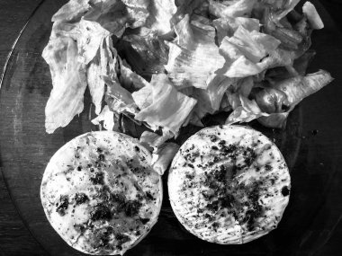 Kızarmış peynirli ve marullu.