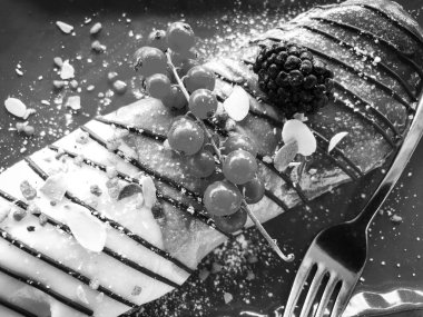 Lezzetli ev yapımı taze meyveli mini kek.