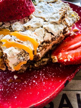 Lezzetli ev yapımı taze meyveli mini kek.