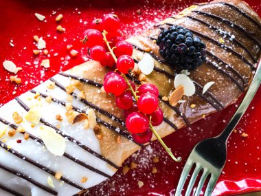 Lezzetli ev yapımı taze meyveli mini kek.