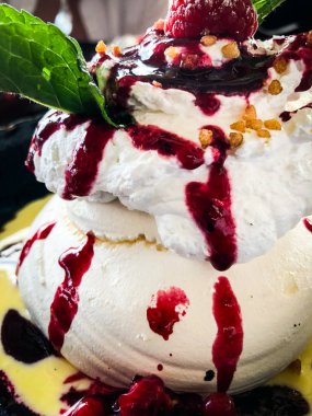 Lezzetli ev yapımı taze meyveli mini kek.