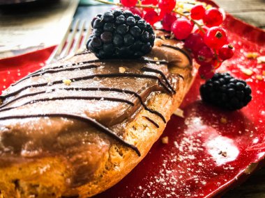 Lezzetli ev yapımı taze meyveli mini kek.