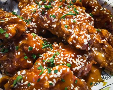 Susamlı jöleli tavuk kanadı.