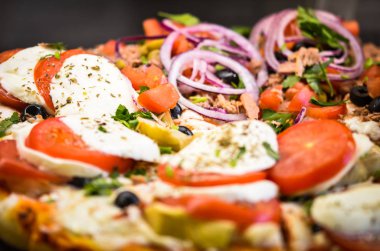 Lezzetli İtalyan pizzası. Taze malzemelerle yakın plan.