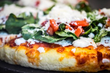 Lezzetli İtalyan pizzası. Taze malzemelerle yakın plan.