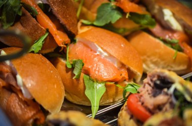 roka ve peynir kremalı taze somon sandviçi.