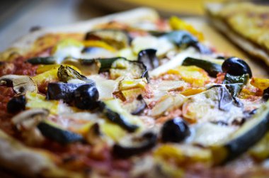 Lezzetli İtalyan pizzası. Taze malzemelerle yakın plan.