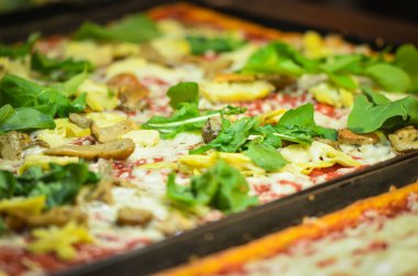 Lezzetli İtalyan pizzası. Taze malzemelerle yakın plan.