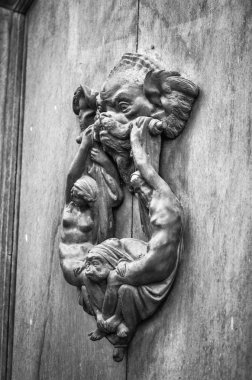 Firenze 'nin tarihi sokaklarında eski kapılar kapanıyor.