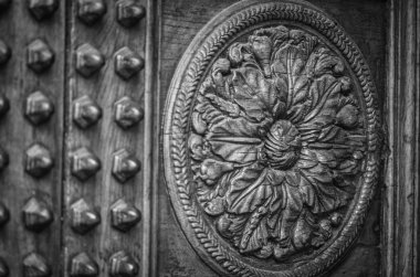 Firenze 'nin tarihi sokaklarında eski kapılar kapanıyor.