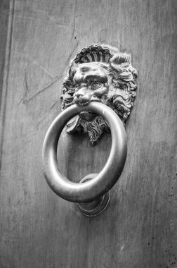 Firenze 'nin tarihi sokaklarında eski kapılar kapanıyor.