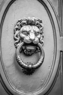 Firenze 'nin tarihi sokaklarında eski kapılar kapanıyor.