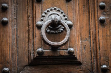 Firenze 'nin tarihi sokaklarında eski kapılar kapanıyor.