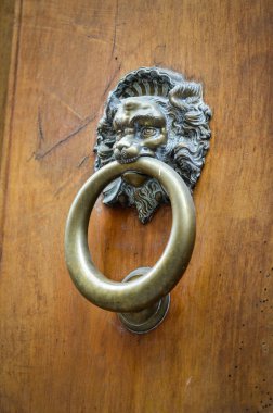 Firenze 'nin tarihi sokaklarında eski kapılar kapanıyor.