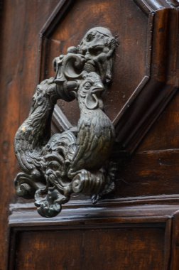 Firenze 'nin tarihi sokaklarında eski kapılar kapanıyor.