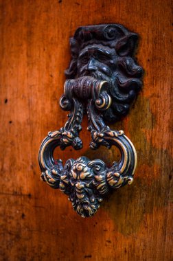 Firenze 'nin tarihi sokaklarında eski kapılar kapanıyor.