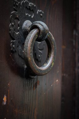 Firenze 'nin tarihi sokaklarında eski kapılar kapanıyor.