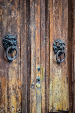 Firenze 'nin tarihi sokaklarında eski kapılar kapanıyor.