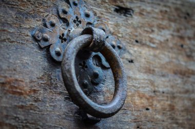 Firenze 'nin tarihi sokaklarında eski kapılar kapanıyor.