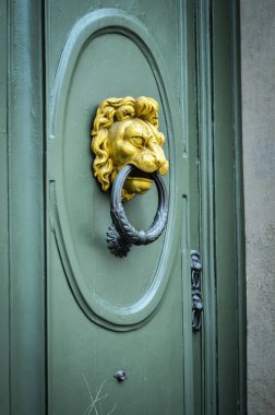 Firenze 'nin tarihi sokaklarında eski kapılar kapanıyor.