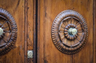 Firenze 'nin tarihi sokaklarında eski kapılar kapanıyor.