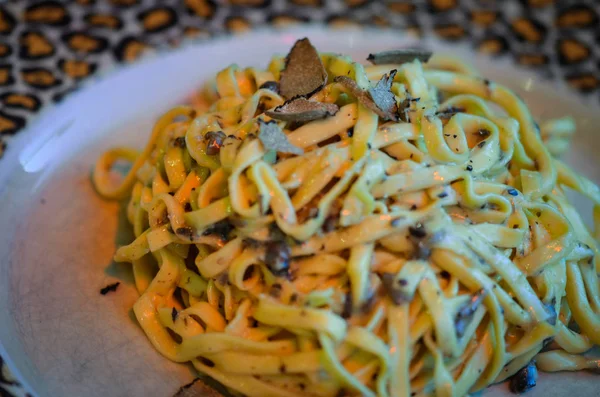 Lezzetli yer mantarı ve kremalı soslu taze tagliatelle.