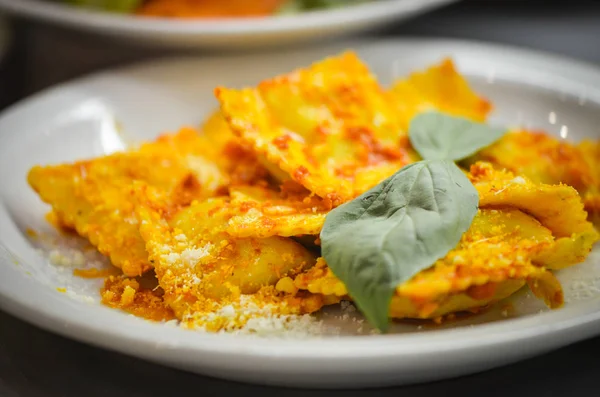 Tortellini Fresco Sabroso Con Salsa Tomates Albahaca — Foto de Stock