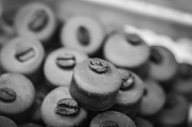 Çikolatalı şekerlemelerin lezzetli karışımı. 