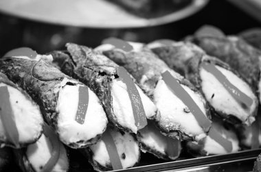 Lezzetli İtalyan lokmaları - taze kremalı kanoli tabağı, kurutulmuş meyve, şam fıstığı ve çikolata