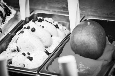 Lezzetli İtalyan dondurması taze meyve ve fındık, fıstık, fıstık, çikolata taneleri karışımı.