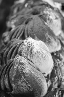 Lezzetli İtalyan dondurması taze meyve ve fındık, fıstık, fıstık, çikolata taneleri karışımı.