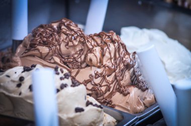 Lezzetli İtalyan dondurması taze meyve ve fındık, fıstık, fıstık, çikolata taneleri karışımı.