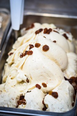 Lezzetli İtalyan dondurması taze meyve ve fındık, fıstık, fıstık, çikolata taneleri karışımı.