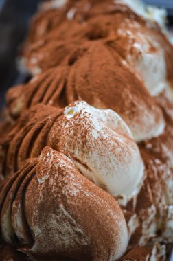 Lezzetli İtalyan dondurması taze meyve ve fındık, fıstık, fıstık, çikolata taneleri karışımı.