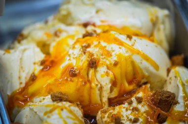 Lezzetli İtalyan dondurması taze meyve ve fındık, fıstık, fıstık, çikolata taneleri karışımı.