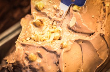 Lezzetli İtalyan dondurması taze meyve ve fındık, fıstık, fıstık, çikolata taneleri karışımı.