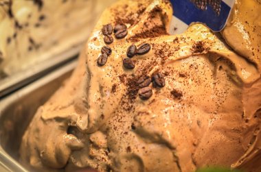 Lezzetli İtalyan dondurması taze meyve ve fındık, fıstık, fıstık, çikolata taneleri karışımı.