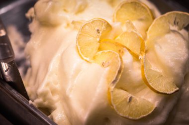 Lezzetli İtalyan dondurması taze meyve ve fındık, fıstık, fıstık, çikolata taneleri karışımı.