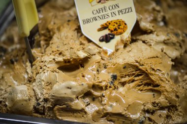 Lezzetli İtalyan dondurması taze meyve ve fındık, fıstık, fıstık, çikolata taneleri karışımı.