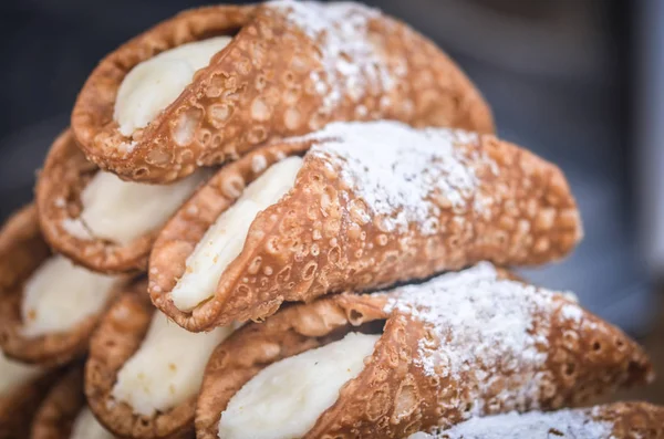 Deliziose Delizie Italiane Piatto Canoli Con Panna Fresca Frutta Secca — Foto Stock