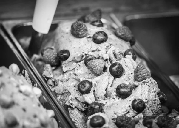 맛있는 이탈리아 아이스크림 피스타치오 초콜릿 조각의 혼합물 — 스톡 사진
