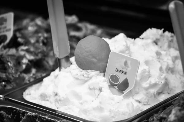 おいしいイタリアのアイスクリームウィット新鮮な果物 ナッツのミックス ピスタチオ チョコレートフレーク — ストック写真