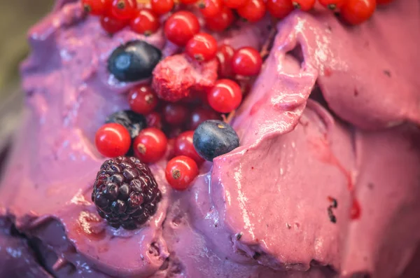 Delicioso Helado Italiano Ingenio Frutas Frescas Mezcla Frutos Secos Semillas — Foto de Stock