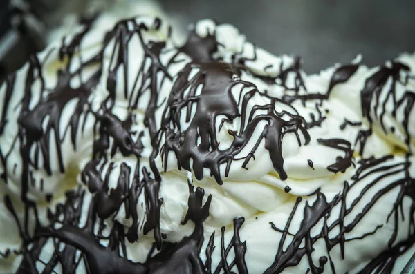 맛있는 이탈리아 아이스크림 피스타치오 초콜릿 조각의 혼합물 — 스톡 사진