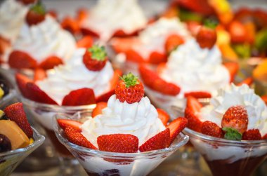 Taze malzemeli ve meyveli lezzetli mini kekler